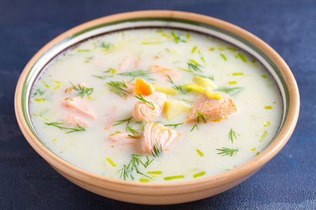 三文鱼汤。 奶油丰盛的鲑鱼鱼汤。 清洁饮食健康饮食概念