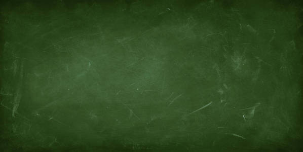 粉笔擦在绿色黑板的背景上