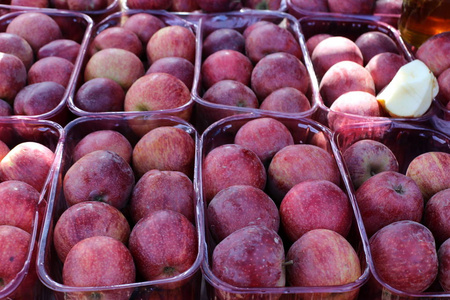 新鲜水果和浆果在市场上出售