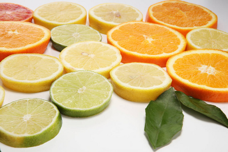 柑橘类水果，白色背景上有橙色柠檬葡萄柚和石灰。