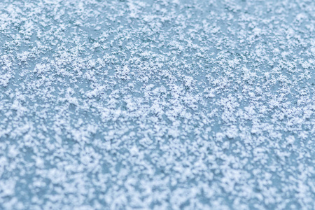 雪覆盖的车窗宏观关闭。 防冻液没有使用。 雪地里的车辆。 冬天的时间来了。 恶劣天气条件
