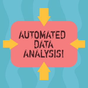 显示自动数据分析的概念手写。商业照片展示了问某人是否得到了生命或财产保险箭头在四个方面的矩形形状指向