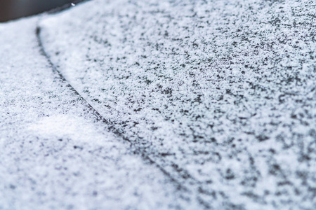 白雪覆盖车窗，宏观，特写..未使用防冻液..雪地里的车辆。冬天的时候到了。恶劣的天气条件