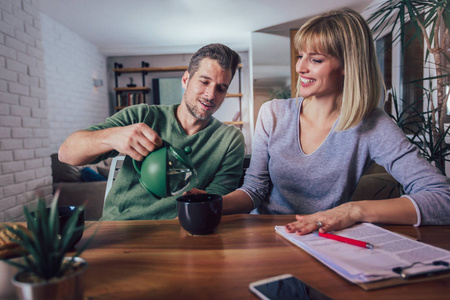 晚上夫妻在家客厅里聊天喝茶照片
