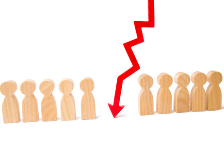 链环节缺失,人手不足.战胜危机.一些人和一支红色的箭把他们分开.照片