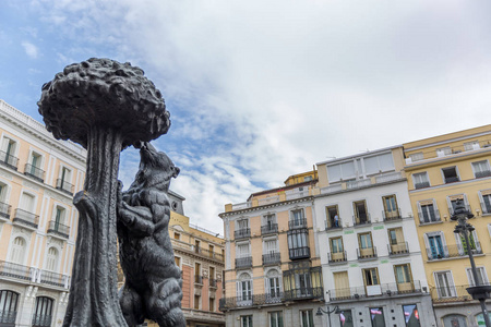 熊和草莓树的雕像是二十世纪下半叶的雕塑，位于西班牙马德里市