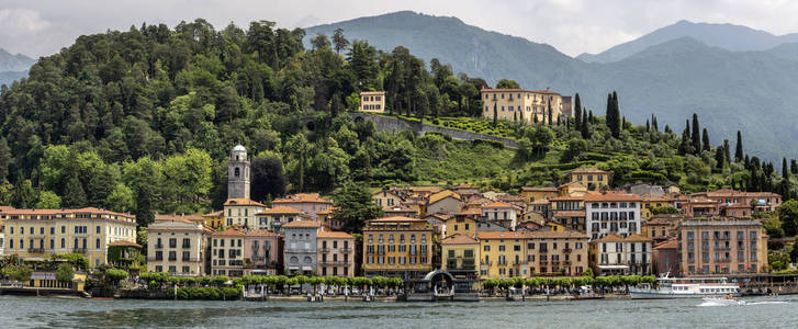 城市景观与豪华建筑和港口贝拉焦湖科莫伦巴德地区，意大利，欧洲