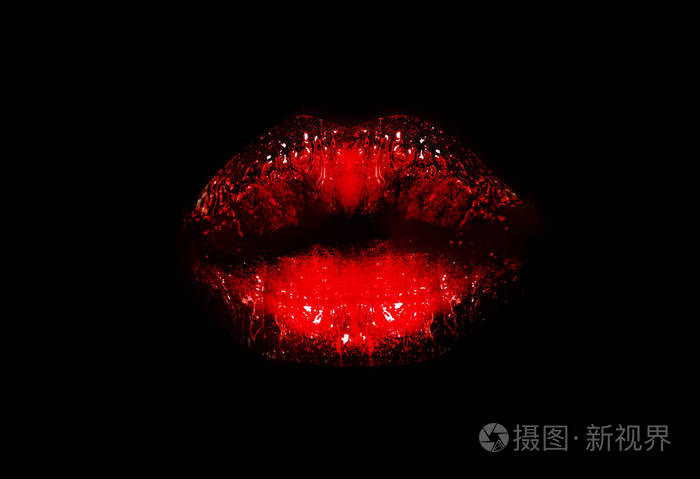 黑色背景上的红色嘴唇口红光泽度的概念女性化妆品