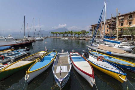 一排渔船在托里德尔贝纳科的小港口。 嘉达湖。 意大利