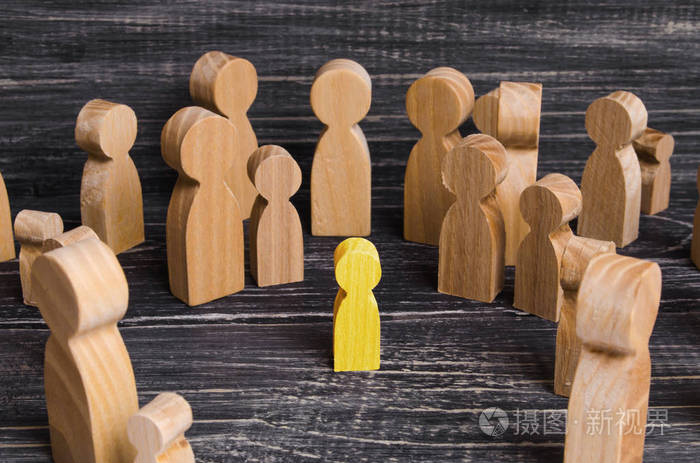 一群木头人围着一个迷路的孩子. 失去父母的父母是个小孩子.