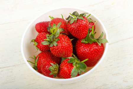 碗里有明亮的草莓