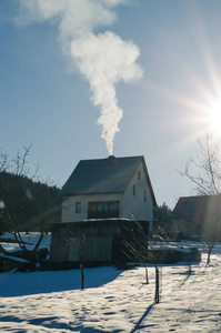 冬天的风景，有浪漫的小屋，烟囱里冒出烟雾，冬日阳光明媚