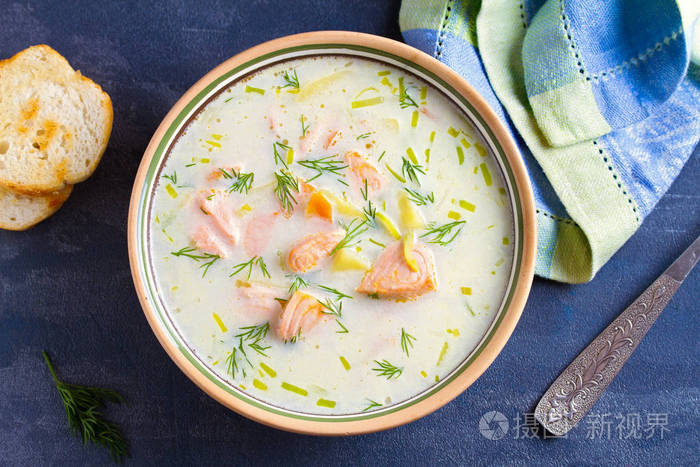 三文鱼汤. 奶油丰盛的鲑鱼鱼汤. 清洁饮食,健康饮食,饮食理念.