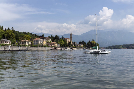城市景观与豪华建筑和码头在科莫伦巴迪湖，意大利，欧洲