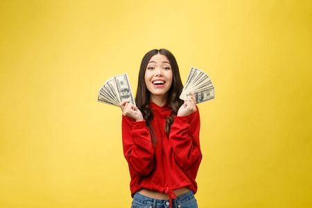 快乐的年轻女人拿现金钱图片