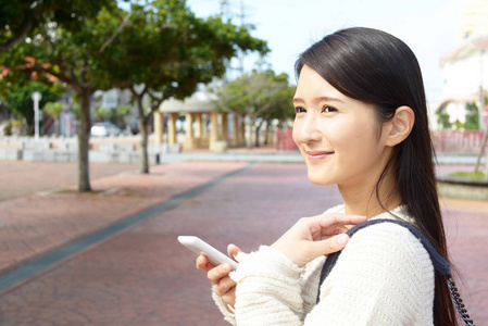 拿着智能手机的女人