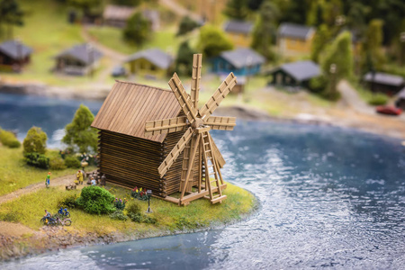 微型现实的农村景观与木制风车和人