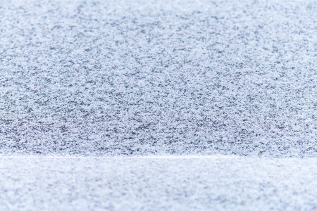 雪覆盖的车窗宏观关闭。 防冻液没有使用。 雪地里的车辆。 冬天的时间来了。 恶劣天气条件