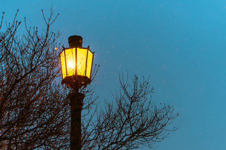 路灯老式哥特式风格与复制空间. 仙女黄灯照亮美丽的街道装饰.