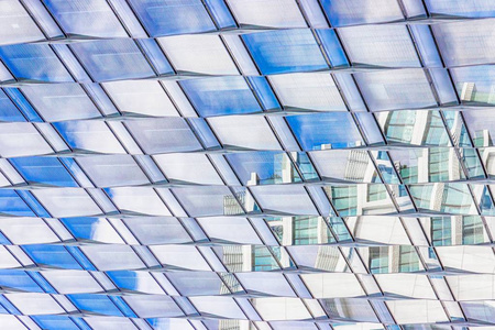 窗户玻璃抽象图案。 现代办公楼的窗户反射着天空