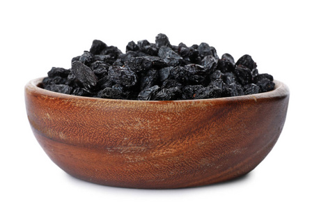 碗与干燥的黑葡萄干分离在白色。 水果健康营养