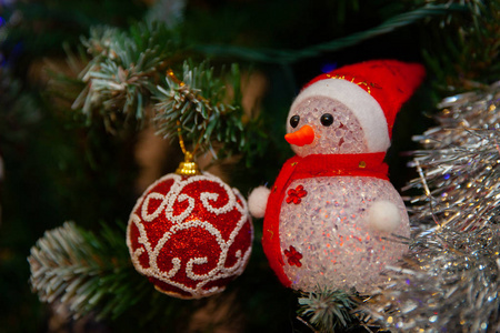 圣诞树上的玩具雪人和一个球