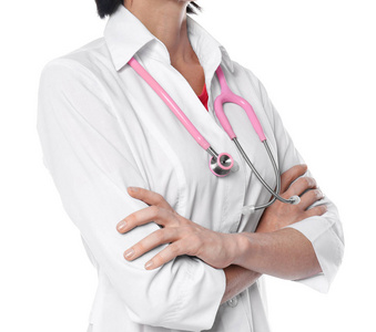 女医生用粉色丝带和听诊器在白色背景上，特写..乳腺癌概念