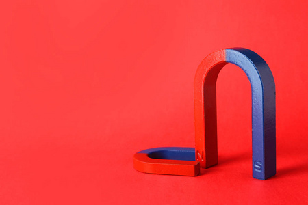 彩色背景上的红色和蓝色马蹄形磁铁。文本空间