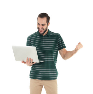 情绪激动的年轻人带着笔记本电脑庆祝白色背景下的胜利