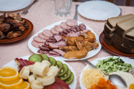 在庆祝活动的节日餐桌上的肉盘图片