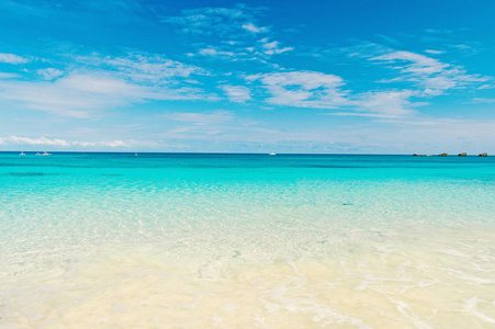 在蓝天地平线的海景与透明的水。在阳光明媚的日子, 巴哈马大马镫岛的海滨海滩。加勒比的暑假。流浪, 旅行, 旅行。探险, 发现, 