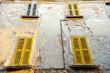 意大利罗马市中心老式房子的正面。 百叶窗。 建筑细节。