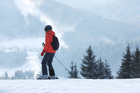 女人在雪山上滑雪，在山上为文字空间。 寒假