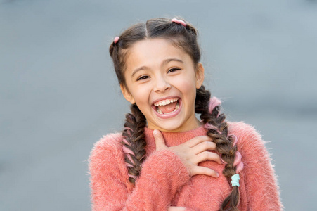 童年和幸福的概念.孩子与欢快的笑脸.真诚动情的孩子笑了.