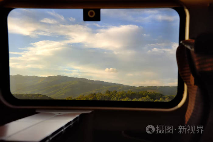 火车窗口的惊人意大利景观. 意大利的旅游和旅游.
