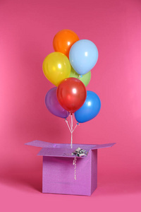 带有彩色背景的明亮气球的礼品盒