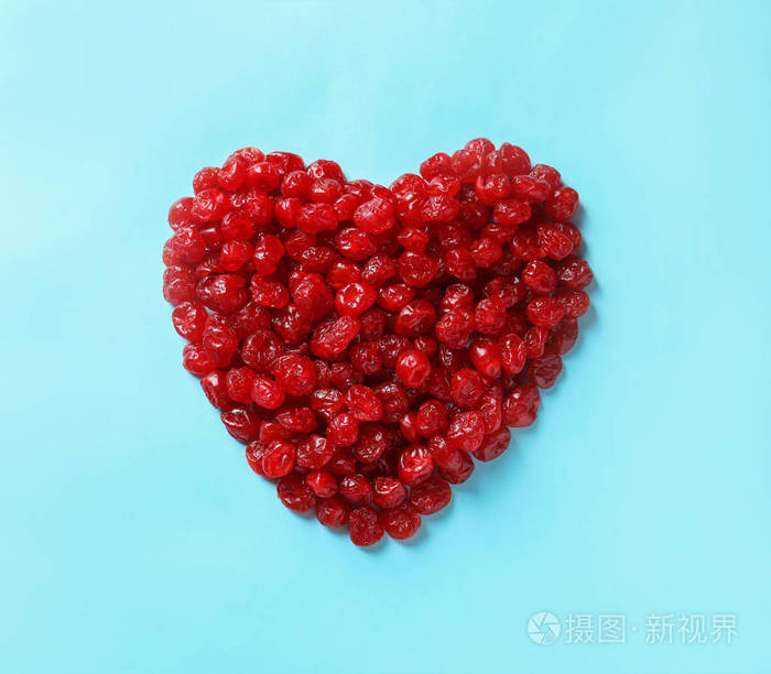 心形堆甜蜜樱桃的颜色背景顶部视图干果健康小吃