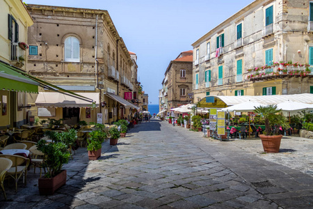 tropea 市中心的建筑物和餐馆卡拉布里亚的 tropea