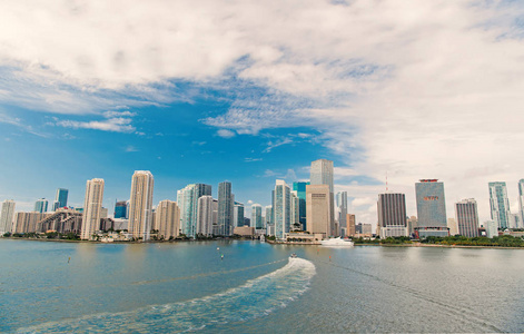 迈阿密摩天大楼与蓝色多云天空的鸟瞰图