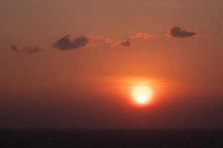 风景橙色日落天空背景橙色日出放松海景与广阔的地平线天空和海洋。