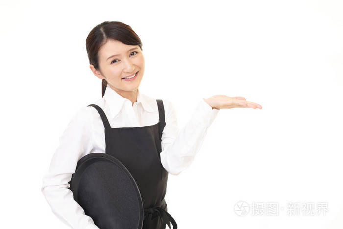 微笑的亚洲女服务员被隔离在白色背景下