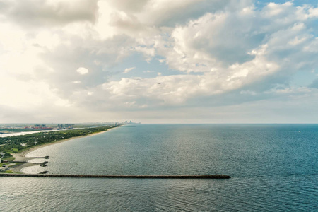 海岸边与码头, 鸟瞰。海水和多云的天际线。暑假的概念。流浪, 旅行, 旅行。探险, 发现, 旅程