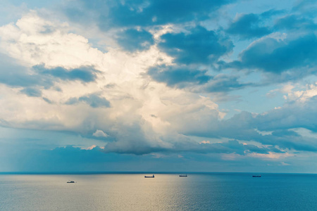 海水和天空地平线线。海景在多云的天空背景。流浪, 旅行, 旅行。暑假的概念。探险, 发现, 旅程