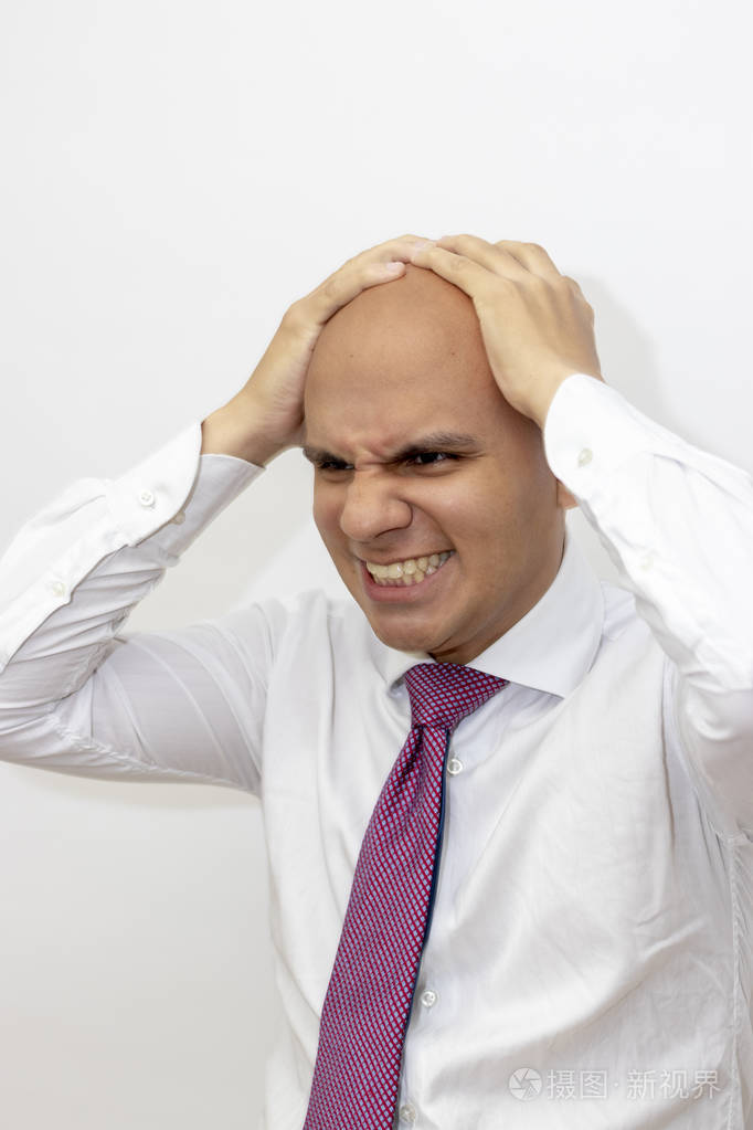 一个愤怒的秃头双手抱头