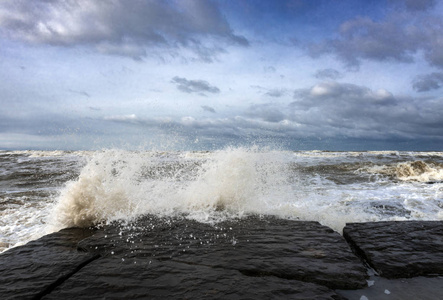 暴风雨般的大海，海浪在岩石上破碎