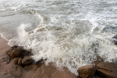 暴风雨般的大海，海浪在岩石上破碎