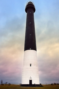 萨雷马岛索夫灯塔令人惊叹的黄昏景色。爱沙尼亚最著名的灯塔。