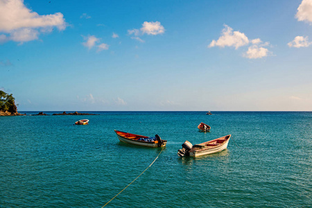 卡斯特里, 圣卢西亚, 在蔚蓝的海面上的渔船在晴朗的天空。热带的暑假。热带岛屿的捕鱼和娱乐活动。乘船旅行和流浪概念