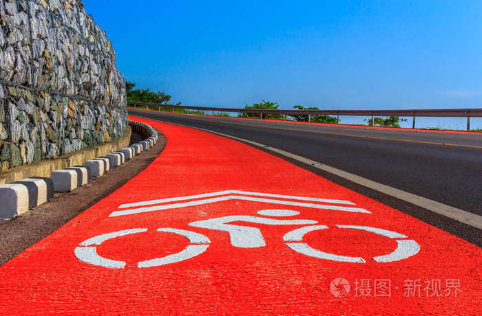 沿着海边的山路上那辆漂亮的标牌自行车