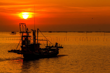 夕阳西下，海面上有渔船